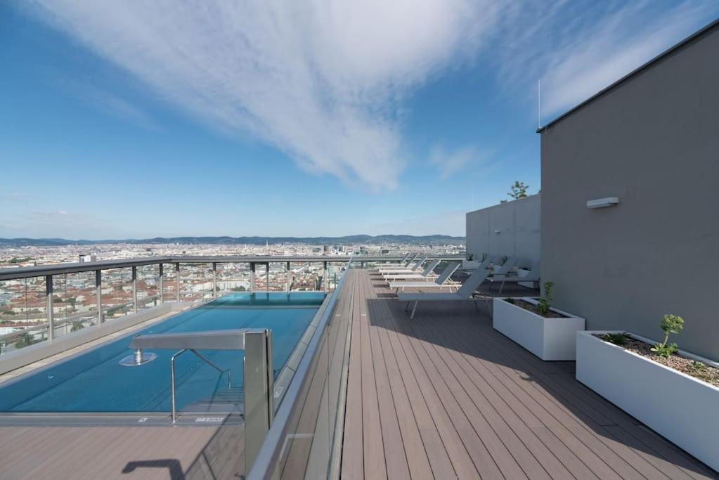 Hoch Hinaus, Neu Und Stilvoll Mit Pool Am Dach Lägenhet Wien Exteriör bild