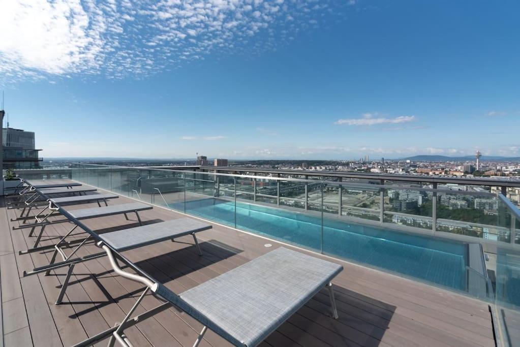 Hoch Hinaus, Neu Und Stilvoll Mit Pool Am Dach Lägenhet Wien Exteriör bild