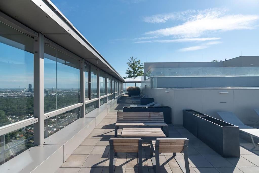 Hoch Hinaus, Neu Und Stilvoll Mit Pool Am Dach Lägenhet Wien Exteriör bild