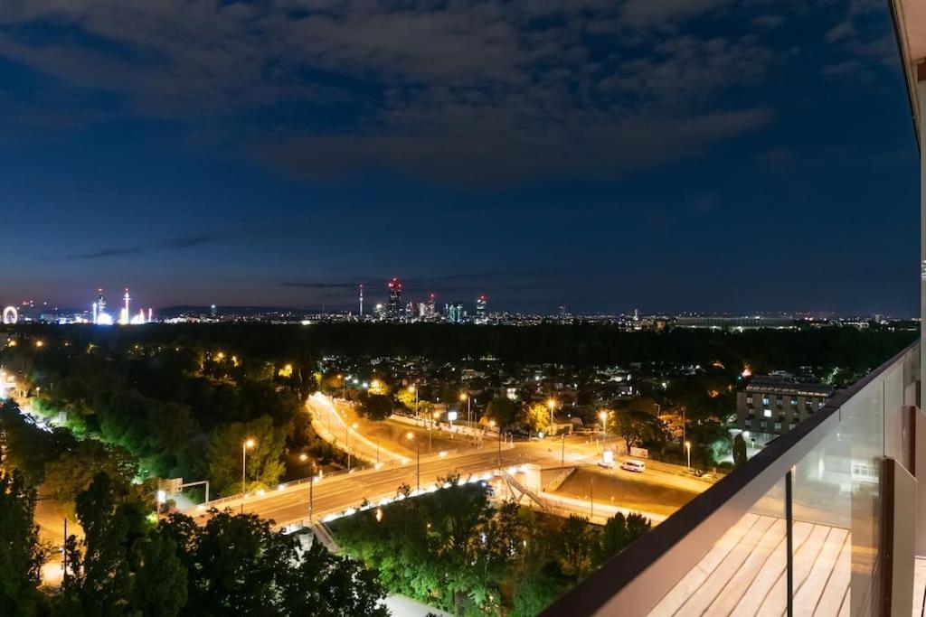 Hoch Hinaus, Neu Und Stilvoll Mit Pool Am Dach Lägenhet Wien Exteriör bild