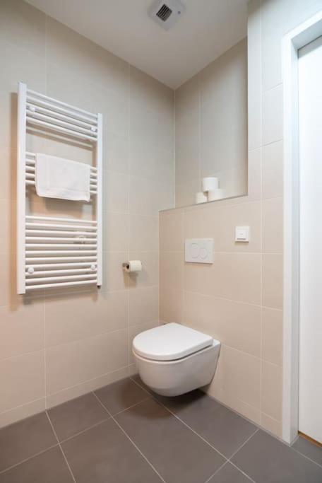 Hoch Hinaus, Neu Und Stilvoll Mit Pool Am Dach Lägenhet Wien Exteriör bild