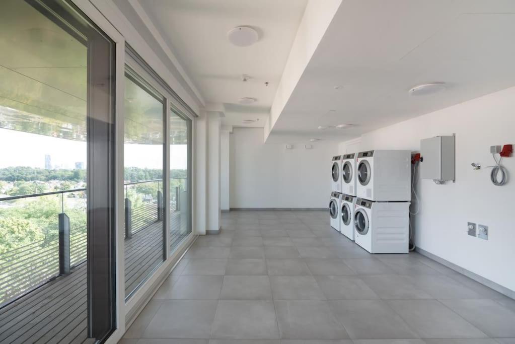 Hoch Hinaus, Neu Und Stilvoll Mit Pool Am Dach Lägenhet Wien Exteriör bild